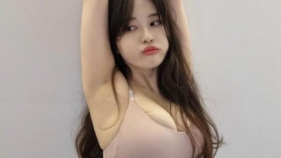 언더웨어 입고 스트레칭하는 소람잉