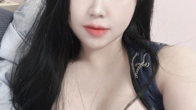 아슬아슬한 지퍼의상 입은 글래머 처자